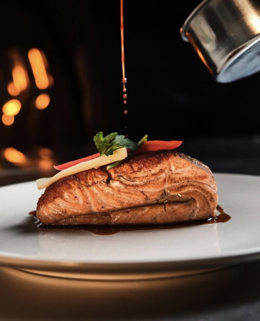 Saumon dressé au restaurant – photographie culinaire