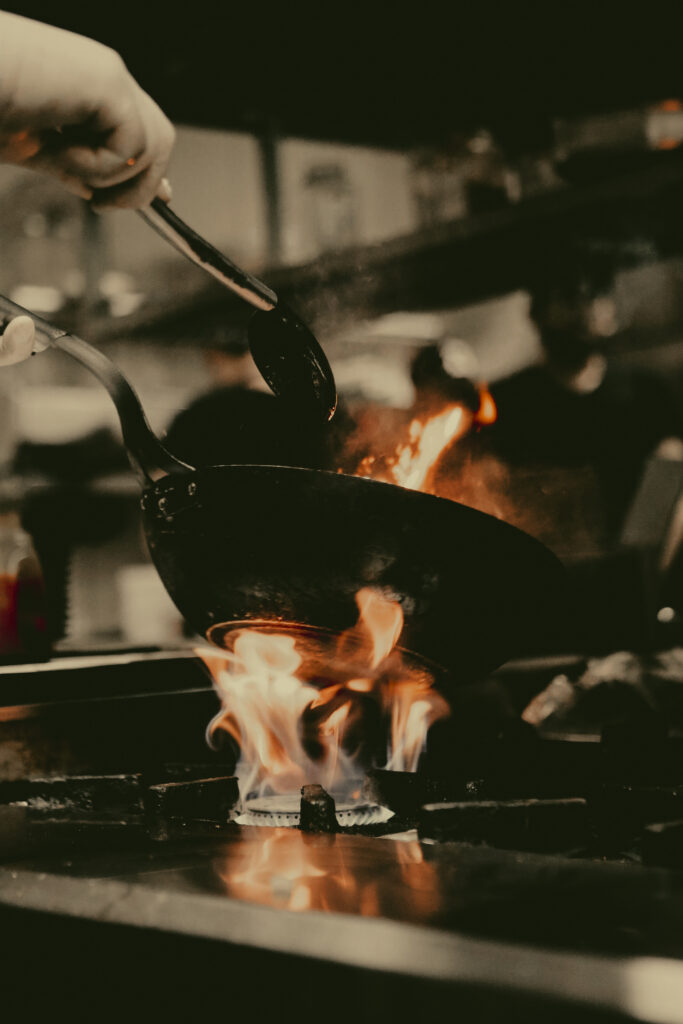 f en cuisine avec flammes – photographie de savoir-faire